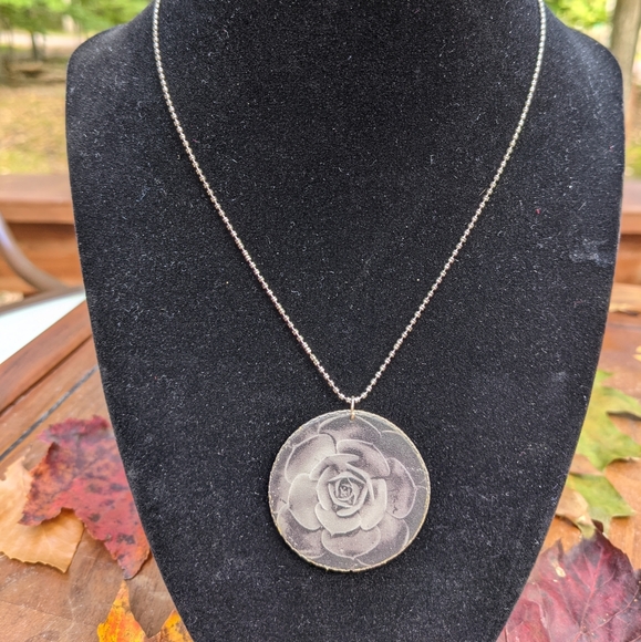 Silver and rose necklace - Picture 1 of 2